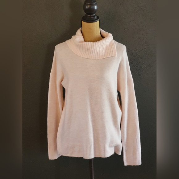 Banana Republic Sweaters - Banana Republic Medium Pale Pink Acrylic Pullover Sweater